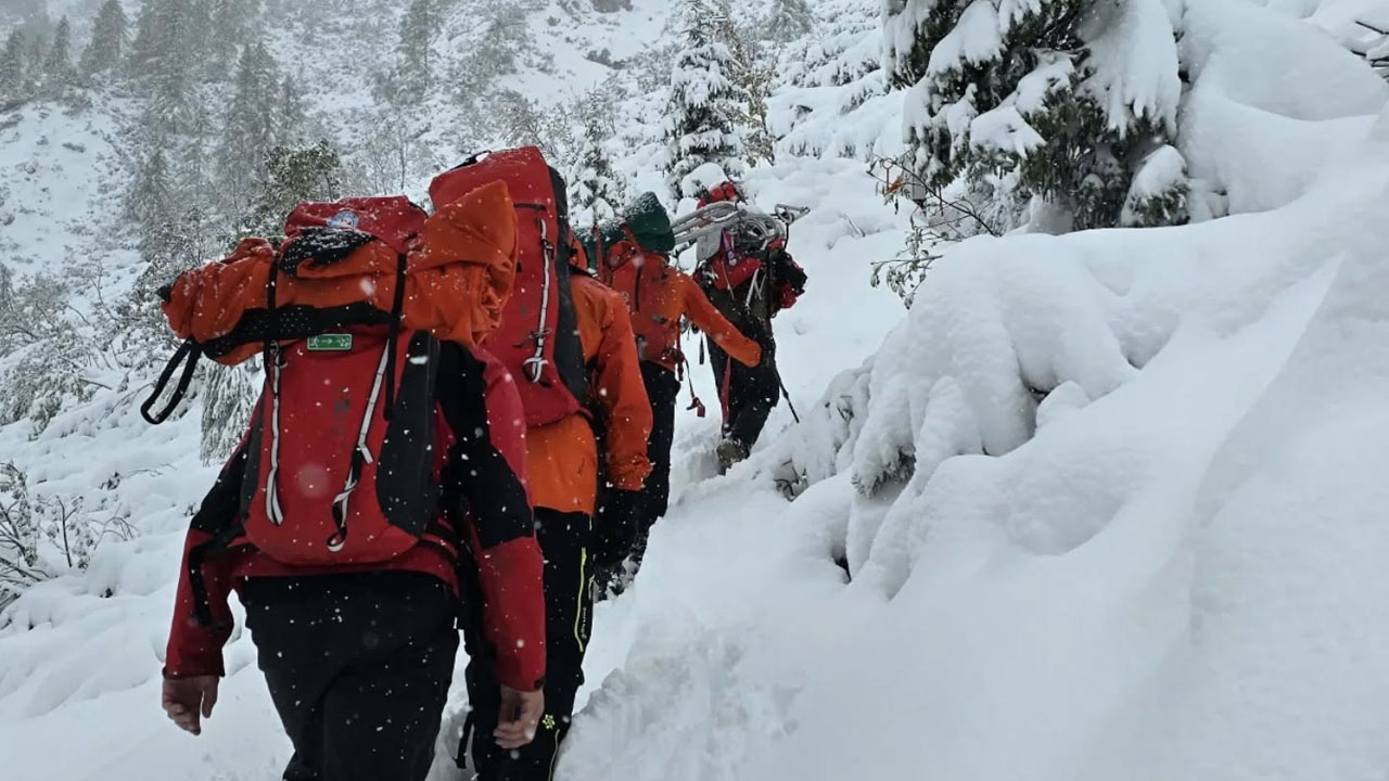 Obilno sneženje v naših gorah: 4. stopnja nevarnosti snežnih plazov in opozorilo gorskih reševalcev