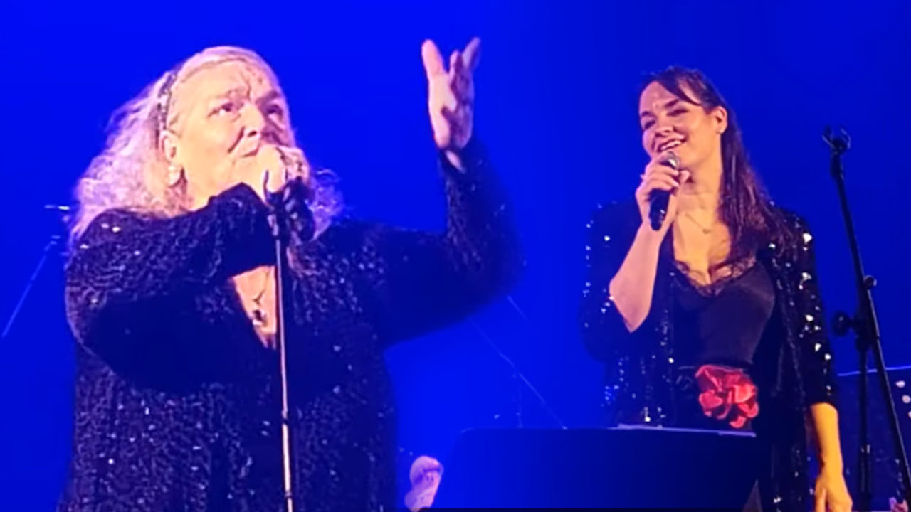 Elda Viler in hči Ana Dežman med ganljivim nastopom pesmi Ko dvigneš me v Kotljah