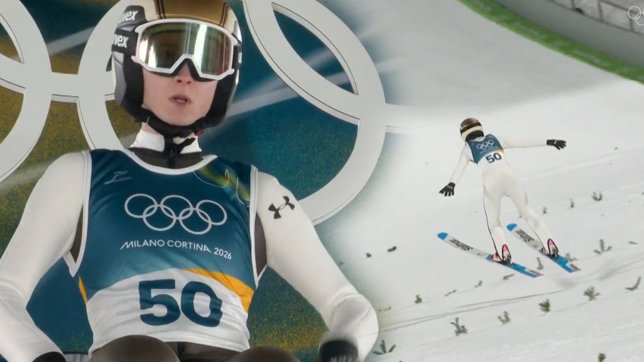 Nika Prevc med zmagovitim skokom na srednji skakalnici v Predazzu na OI 2026