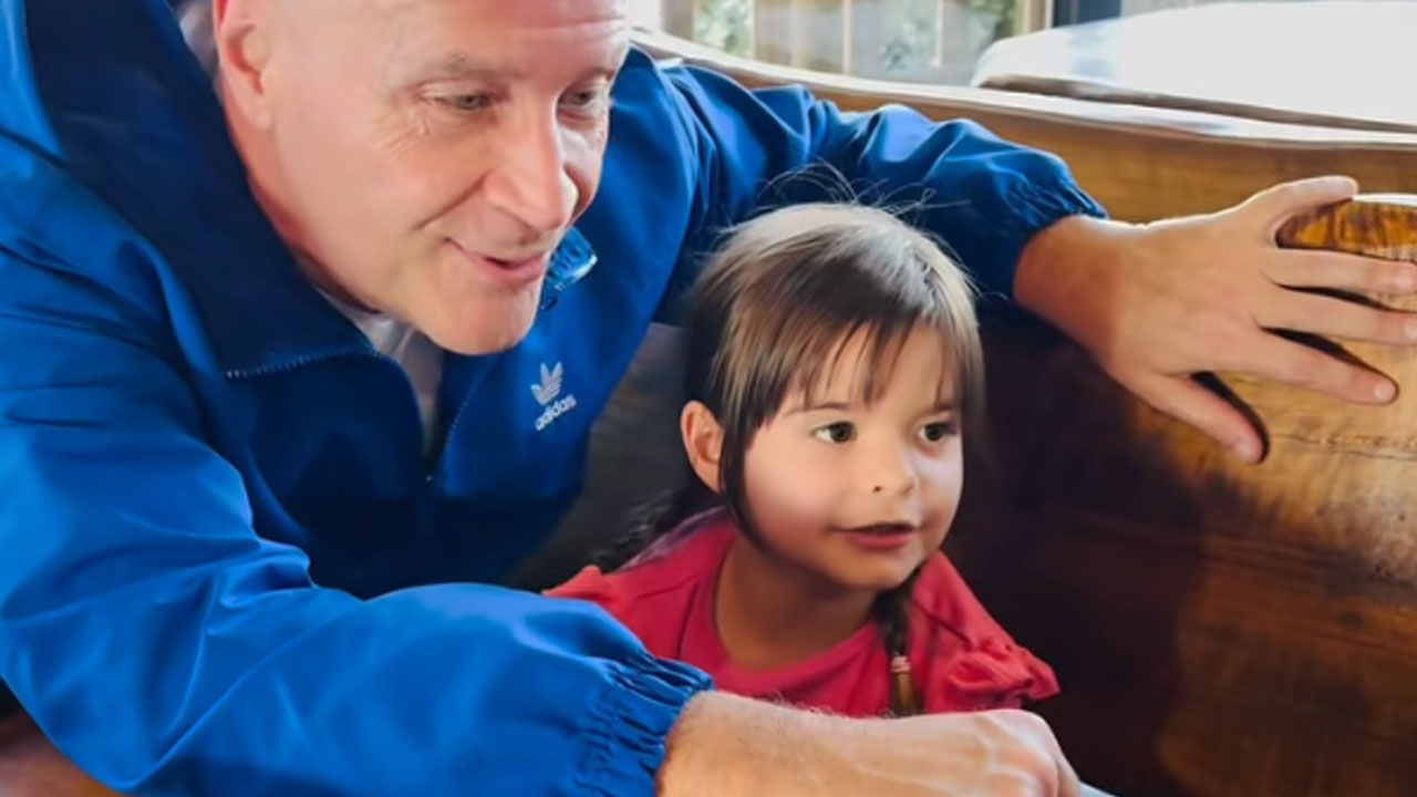 Miran Rudan zapel z 4-letno Nejli pesem Hočem te – ganljiv trenutek z mlado oboževalko