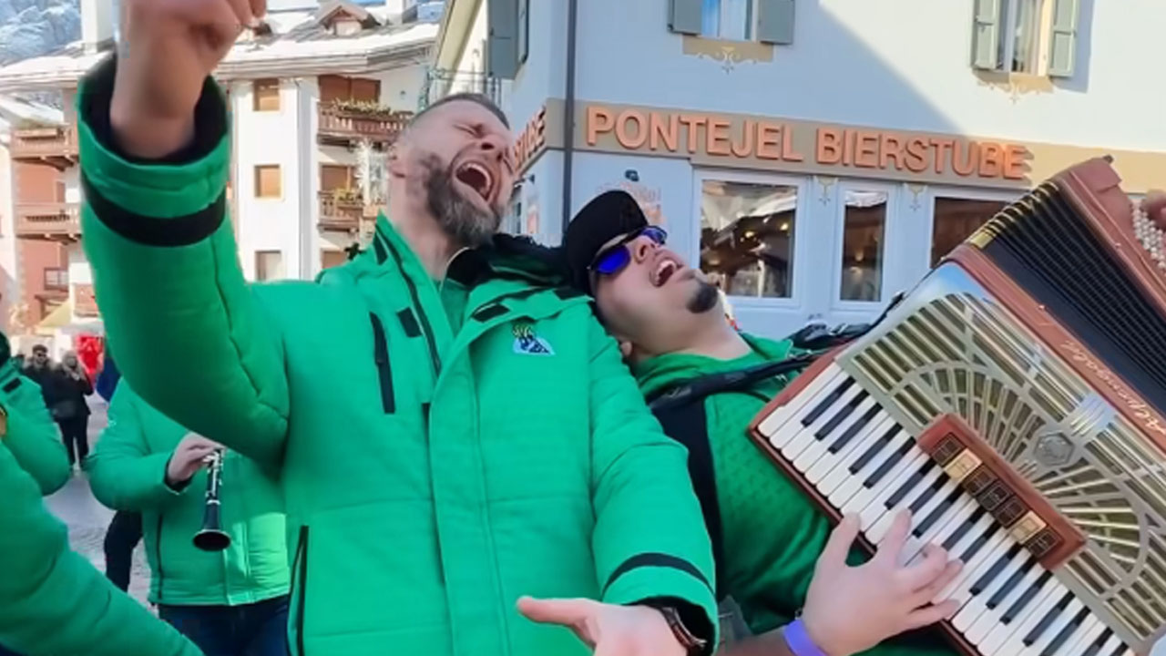 Fehtarji pojejo Moja Slovenija na trgu v Cortini d'Ampezzo in spodbujajo slovenske športnike