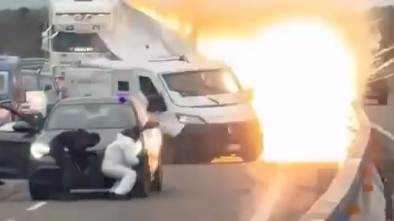 Drzen rop blindiranega kombija na italijanski avtocesti pri Tuturanu