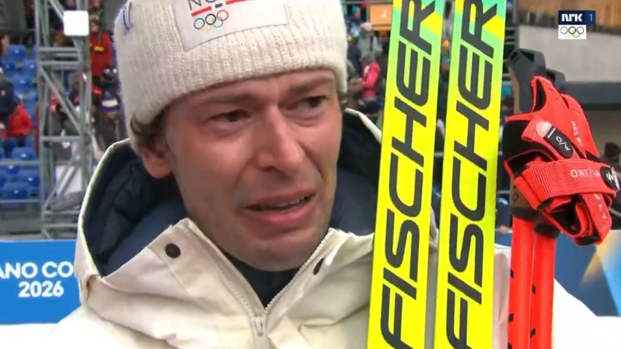 Sturla Holm Laegreid v solzah po osvojeni bronasti medalji na zimskih olimpijskih igrah