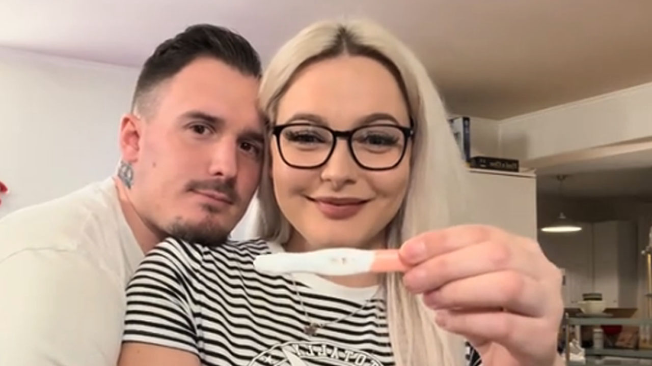 Jan Zore in Ema iz šova Kmetija skupaj v TikTok videu, kjer namigujeta na nosečnost