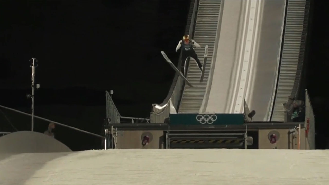 Domen Prevc rekordni skok 143,5 metra na treningu v Predazzu pred olimpijsko tekmo