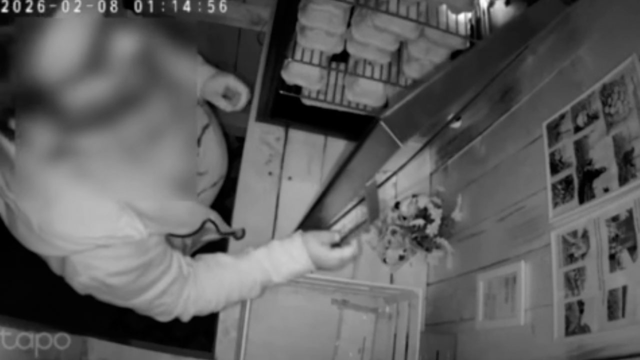 Tatvina iz samopostrežnega jajcomata – varnostna kamera ujela moškega brez plačila