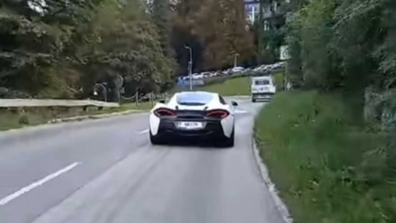 Voznik Tomosa prehiteva McLaren na Bledu – nostalgičen prizor, ki je navdušil slovenski splet