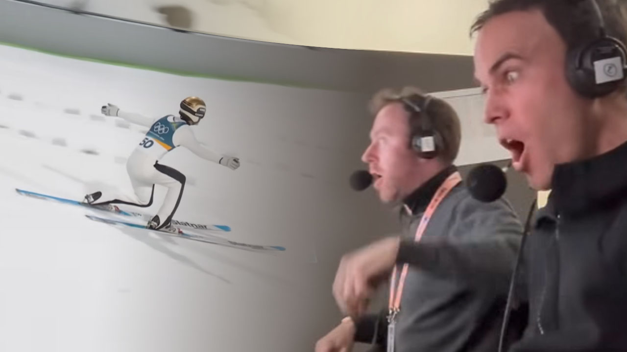 Komentatorski dvojec Jernej Damjan in Ian Findlay po zlati medalji Domna Prevca v Predazzu