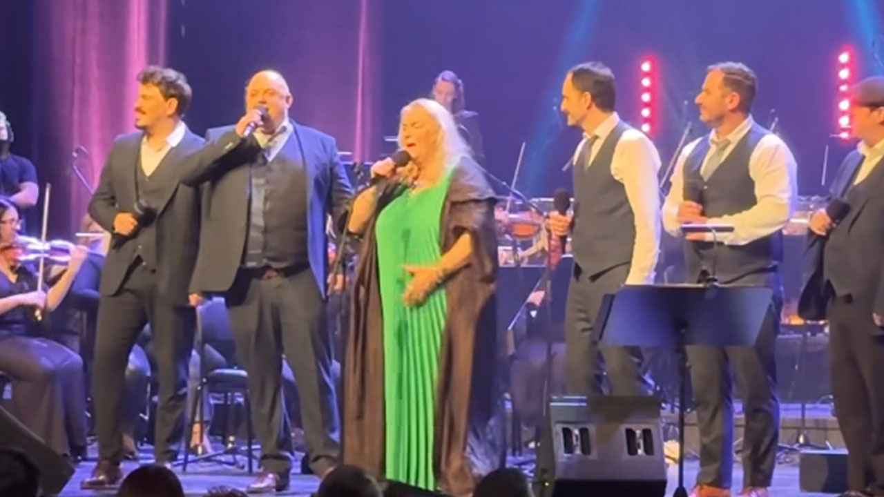 Elda Viler in Modrijani na poslovilnem koncertu v Gallusovi dvorani, ganljiv skupni nastop