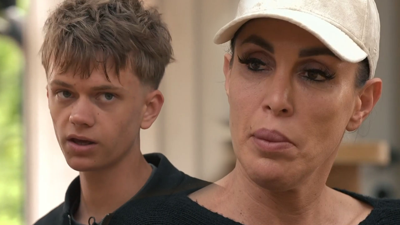 Mark in Carmen med napetim trenutkom po glasovanju v resničnostnem šovu Kmetija, tekmovalci v ozadju v šoku