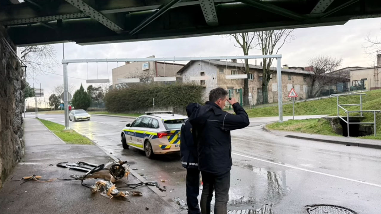 Avtobus trčil v železniški most v Solkanu, prometna nesreča brez poškodovanih
