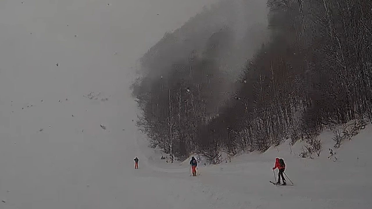 Turni smučarji na Zelenici v času 4. stopnje nevarnosti snežnih plazov, izredne razmere v severovzhodni Sloveniji