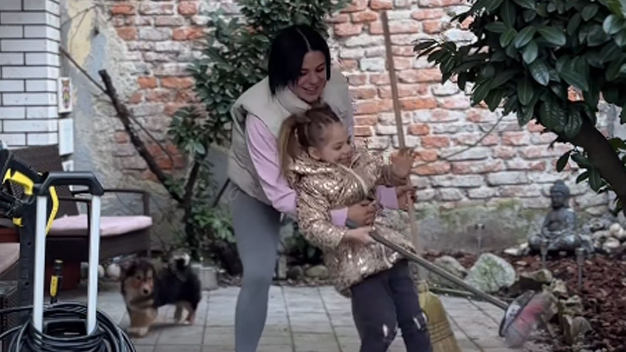 Urška Gros s hčerkama, ki imata druga drugo in mamo, očeta pa ne