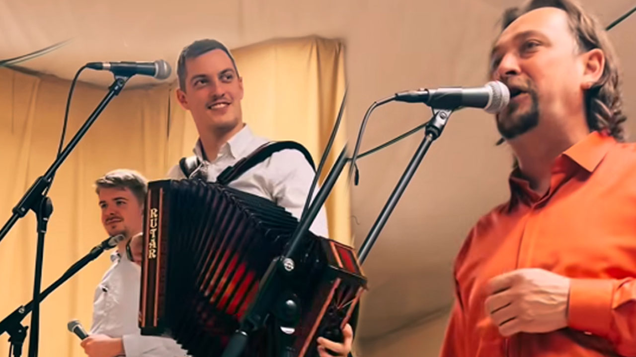 Silvo Pliberšek spontano zapoje z Ansamblom Upanje na veselici in navduši obiskovalce