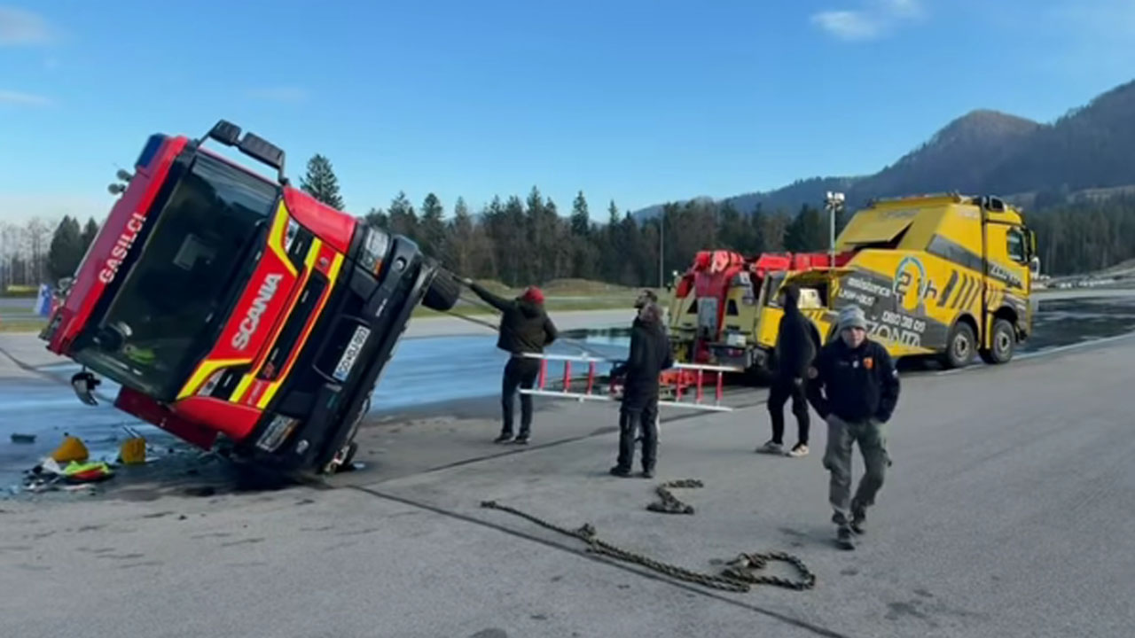 Reševanje prevrnjenega gasilskega tovornjaka PGD Tolmin na poligonu varne vožnje na Vranskem