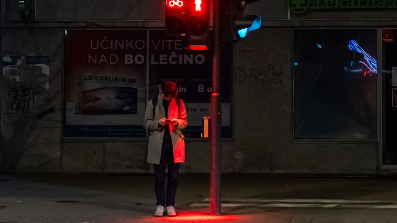 Luč za zombije na Dunajski cesti v Ljubljani – rdeča LED signalizacija na pločniku pri prehodu za pešce