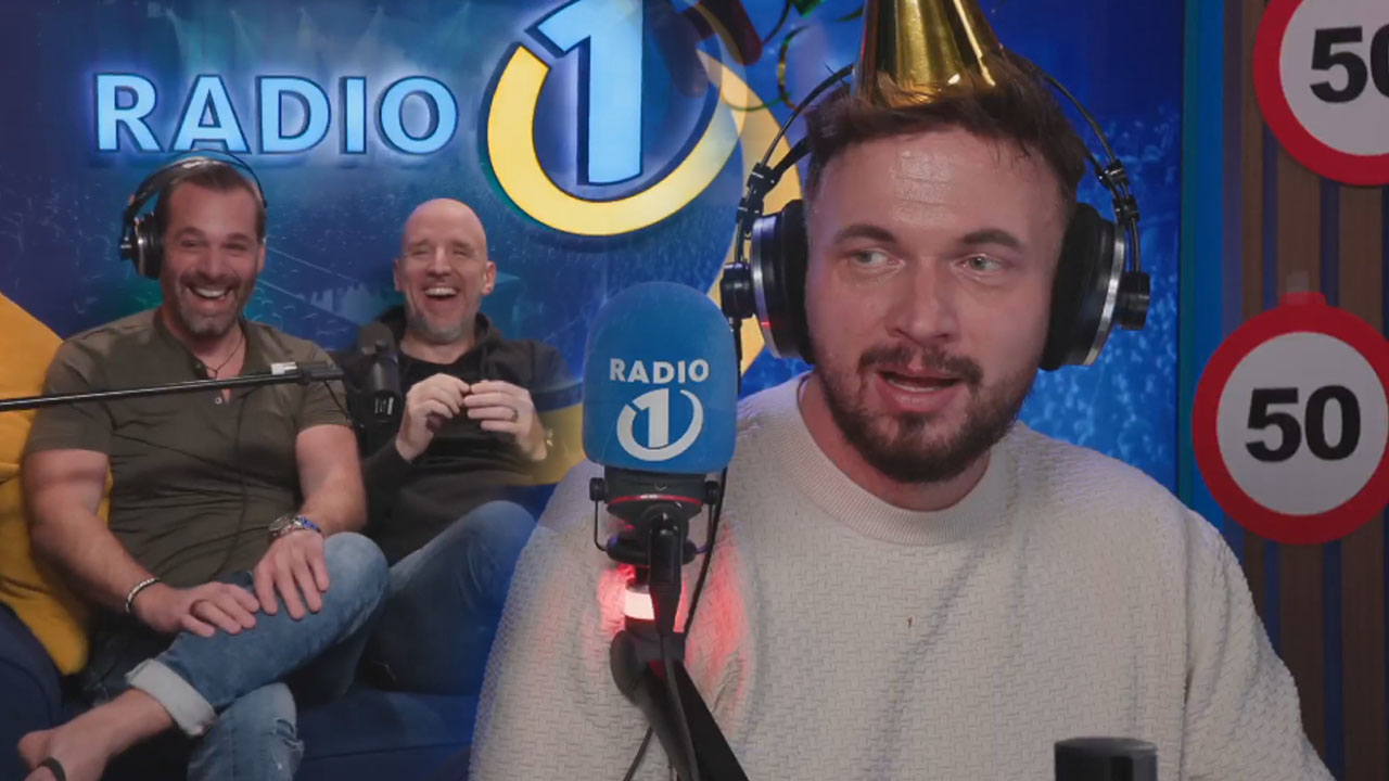 Robert Roškar v studiu Radia 1 ob presenečenju za 45. rojstni dan, okrašenem s številko 50 in nastopom 4 Tenorjev Radia 1