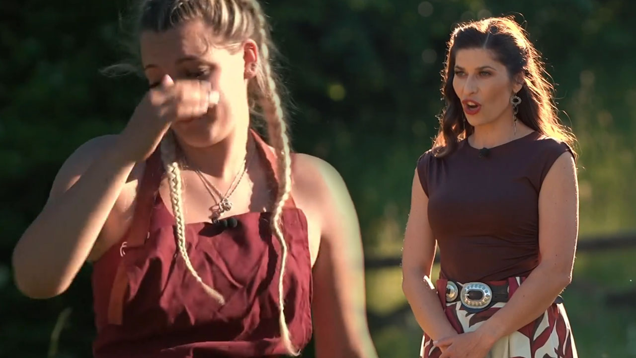 Ema Dragišić in voditeljica Natalija Bratkovič v areni šova Kmetija med napetim izrekom kazni