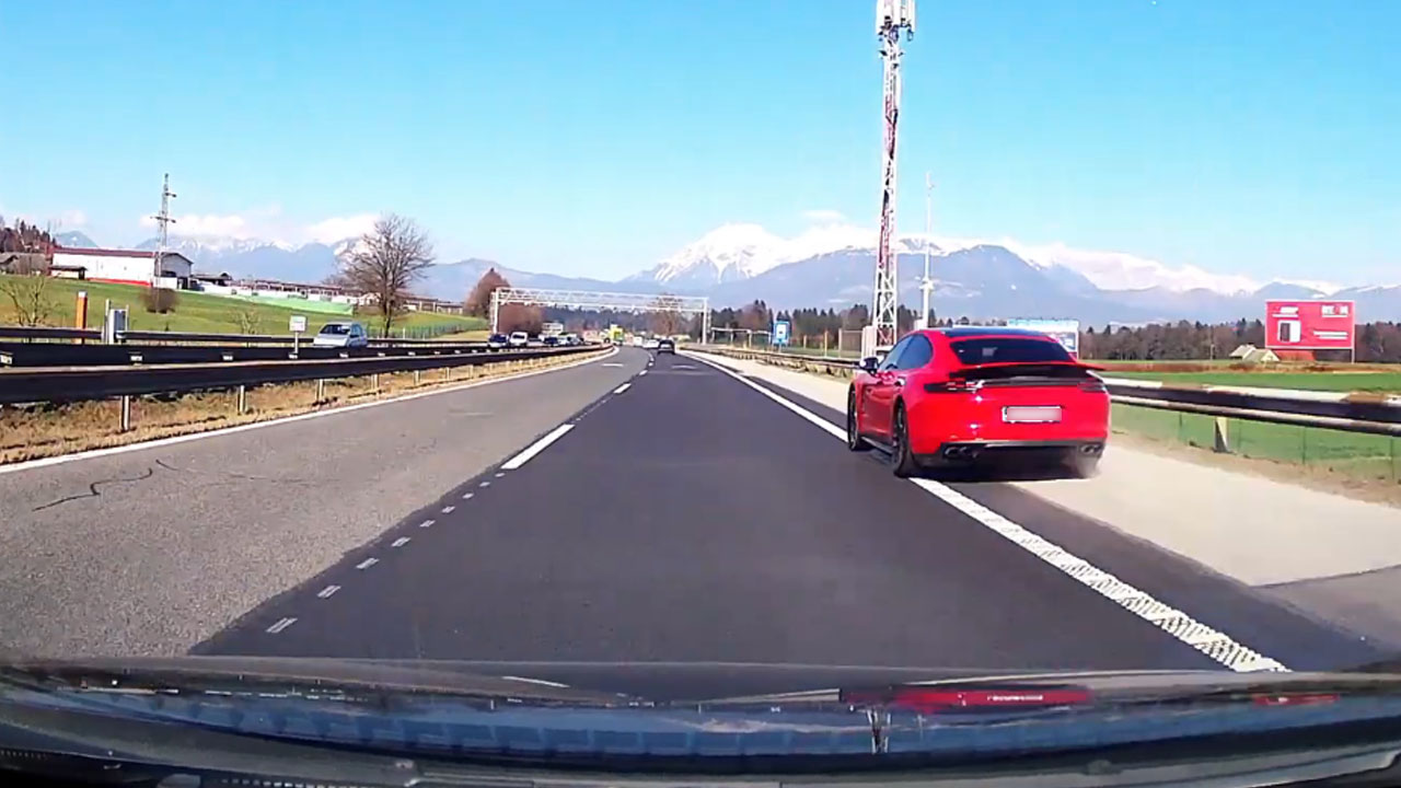 Porsche Panamera GTS med prehitevanjem po odstavnem pasu na gorenjski avtocesti A2 pri Vodicah