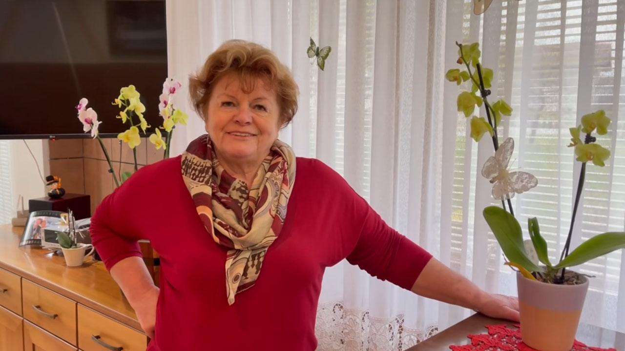 Nada Zorec iz šova Kmetija na domačiji v Zagorici pri Velikem Gabru z besedami o podeželju