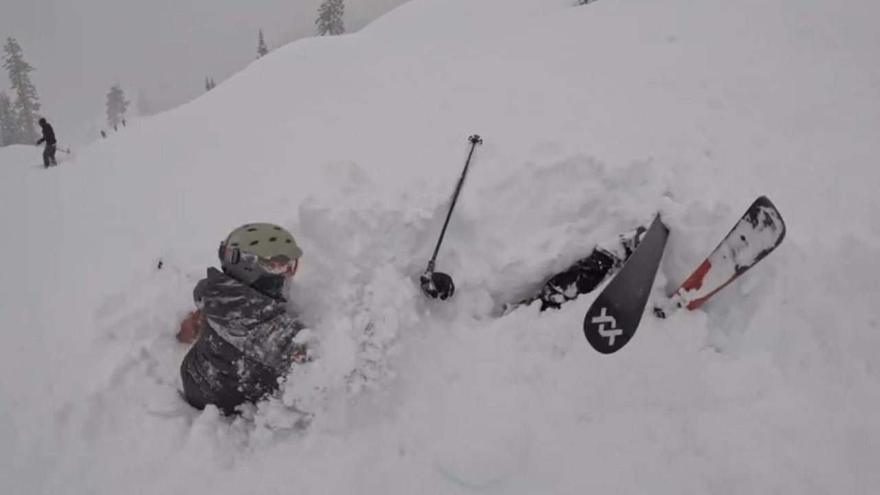 Reševanje smučarja, zakopanega z glavo v globok sneg v smučarskem središču Palisades Tahoe v Kaliforniji