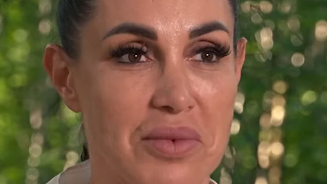 Carmen v areni Kmetije med razpravo o delitvi družine na dve skupini in selitvi v hlev