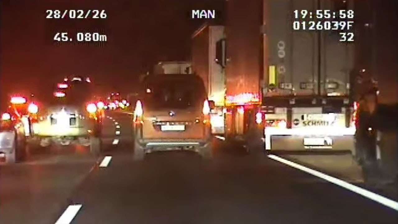 Policisti ujeli voznika, ki je vozil po reševalnem pasu na primorski avtocesti med Brezovico in Vrhniko