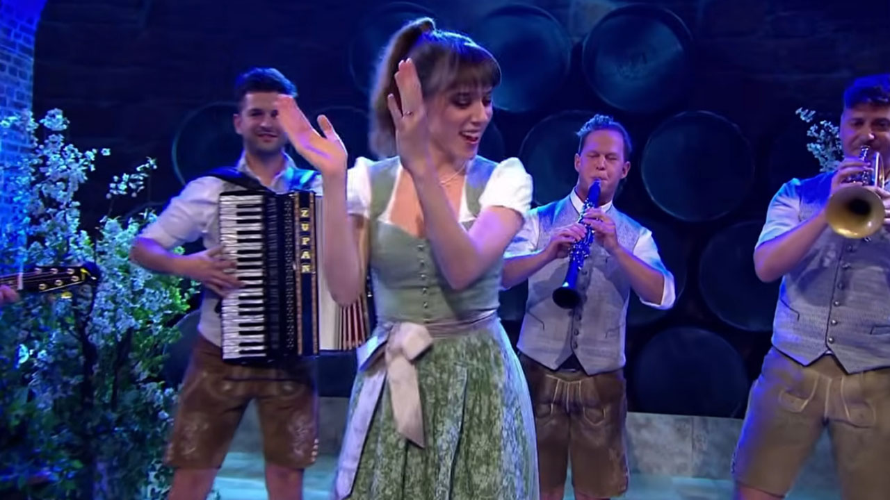 Monika Avsenik in Die Lungauer izvajajo venček uspešnic skupine ABBA v narodnozabavni različici