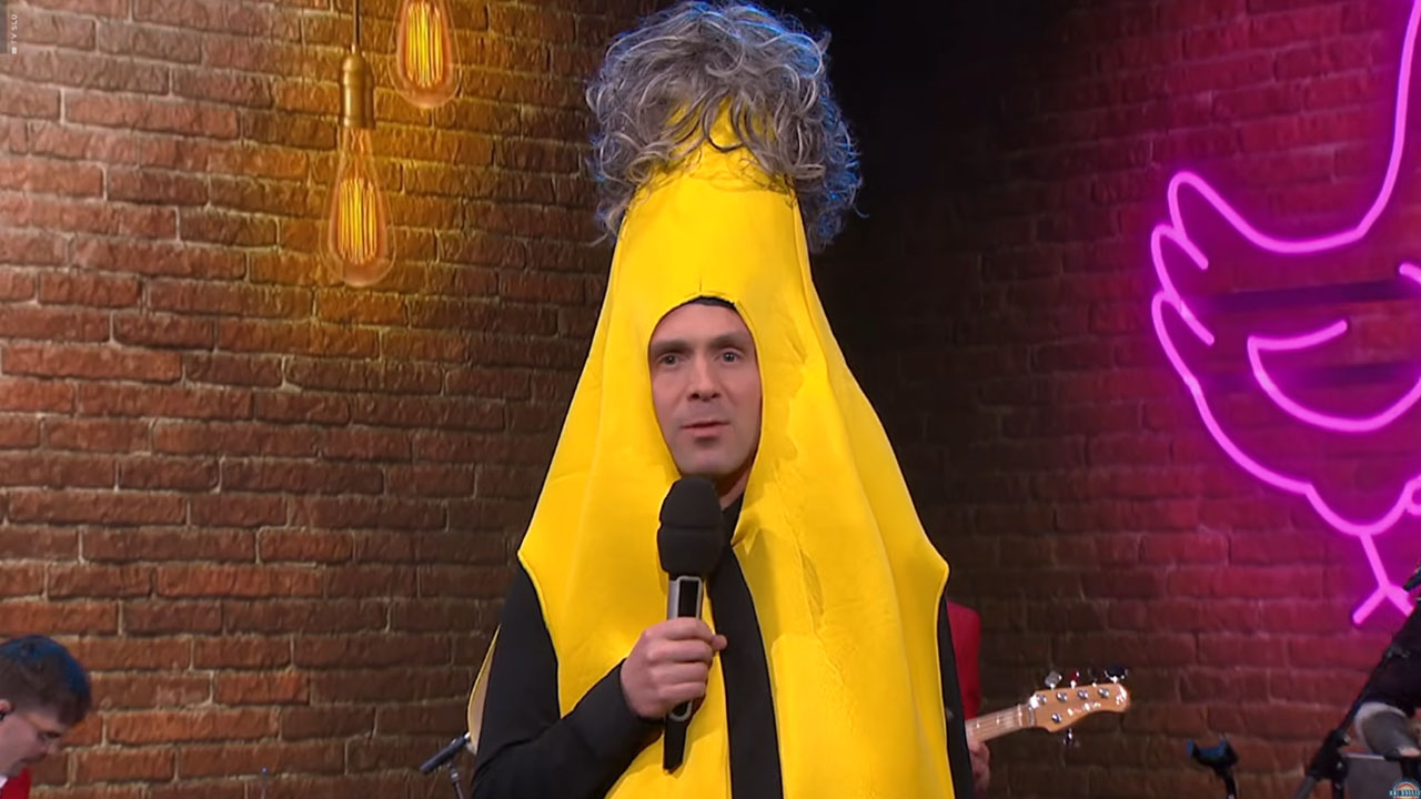 Tilen Artač kot Robert Golob v kostumu banane v oddaji Kaj dogaja med parodijo pesmi Banane