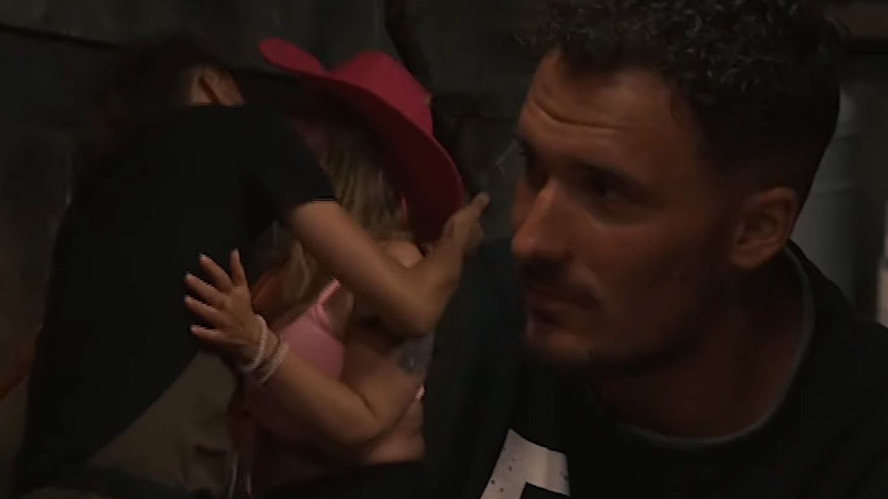 Mark in La Toya v šovu Kmetija med strastnim poljubom v hlevu