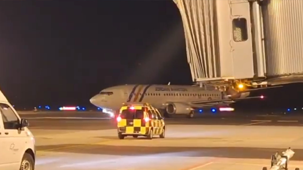 Pristanek prvega potniškega letala na Letališču Jožeta Pučnika Ljubljana po evakuacijah iz Dubaja