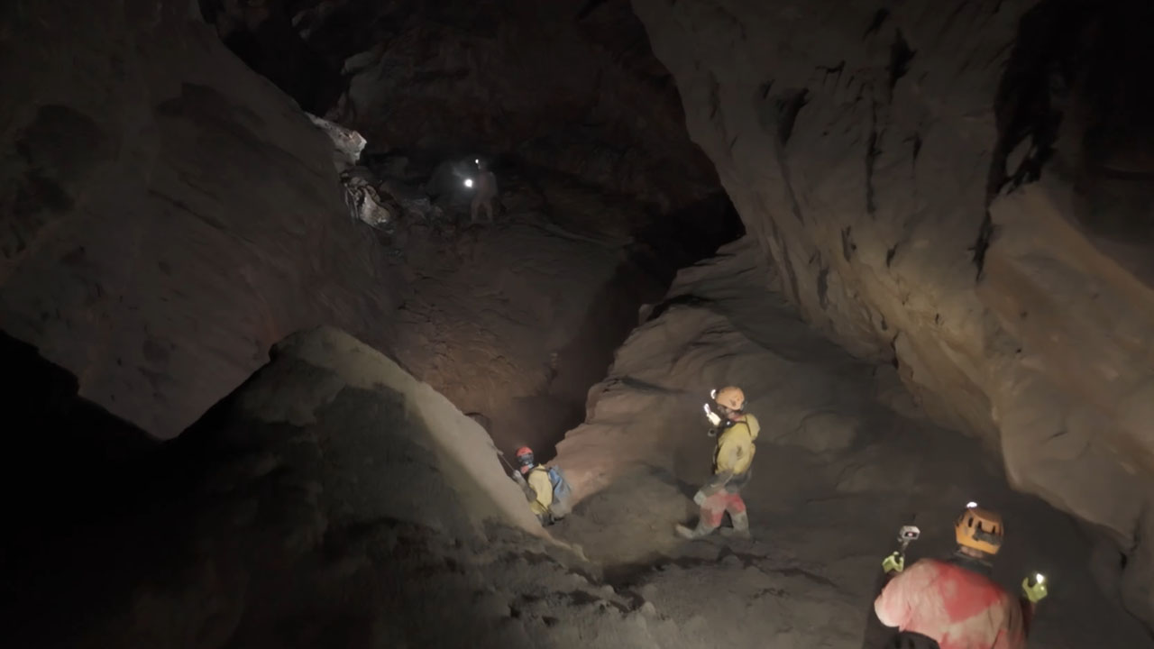 Franko Bajc in jamarji med raziskovanjem Jame pod Predjamskim gradom, spusti po vrveh in podzemne dvorane