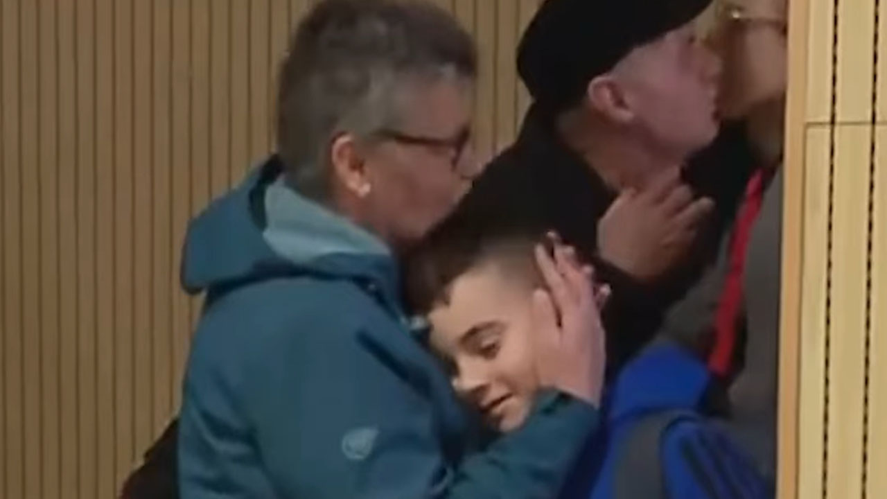 Ganljivi objemi svojcev na Letališču Jožeta Pučnika Ljubljana po prihodu evakuacijskega letala s slovenskimi državljani