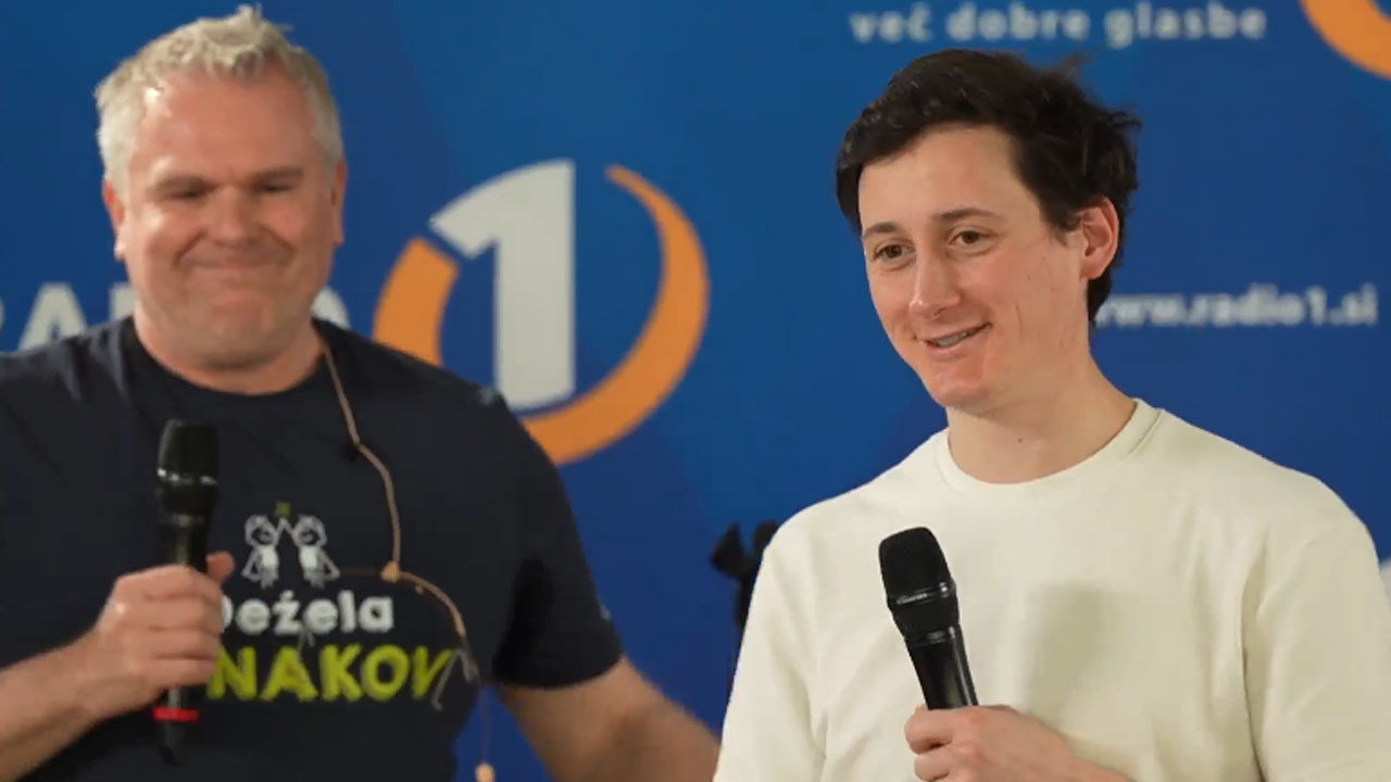 Cene Prevc in Miha Deželak ob razkritju novega junaka dobrodelne akcije Dežela junakov na Radiu 1