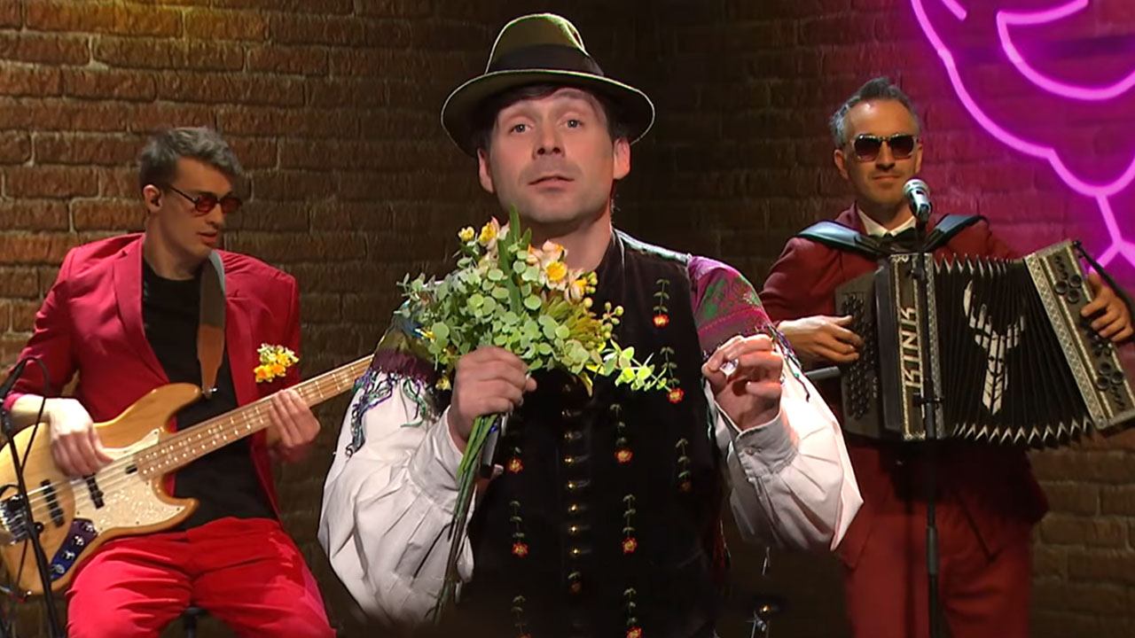 Tilen Artač v oddaji Kaj dogaja ob parodiji pesmi Čebelar za 8. marec