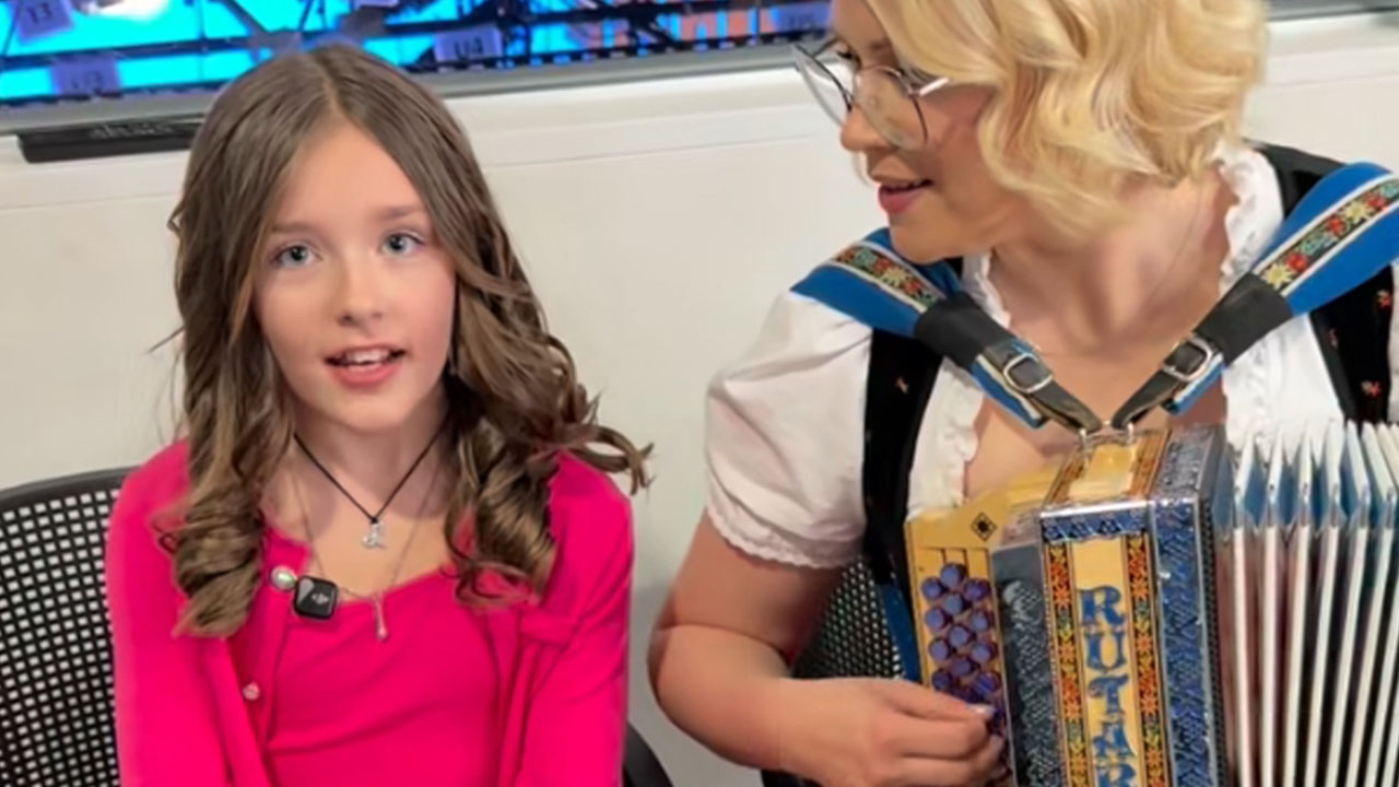 Darja Gajšek igra harmoniko, 10-letna Žana Tisnikar poje pesem Morska pravljica pred oddajo Veseljak v živo