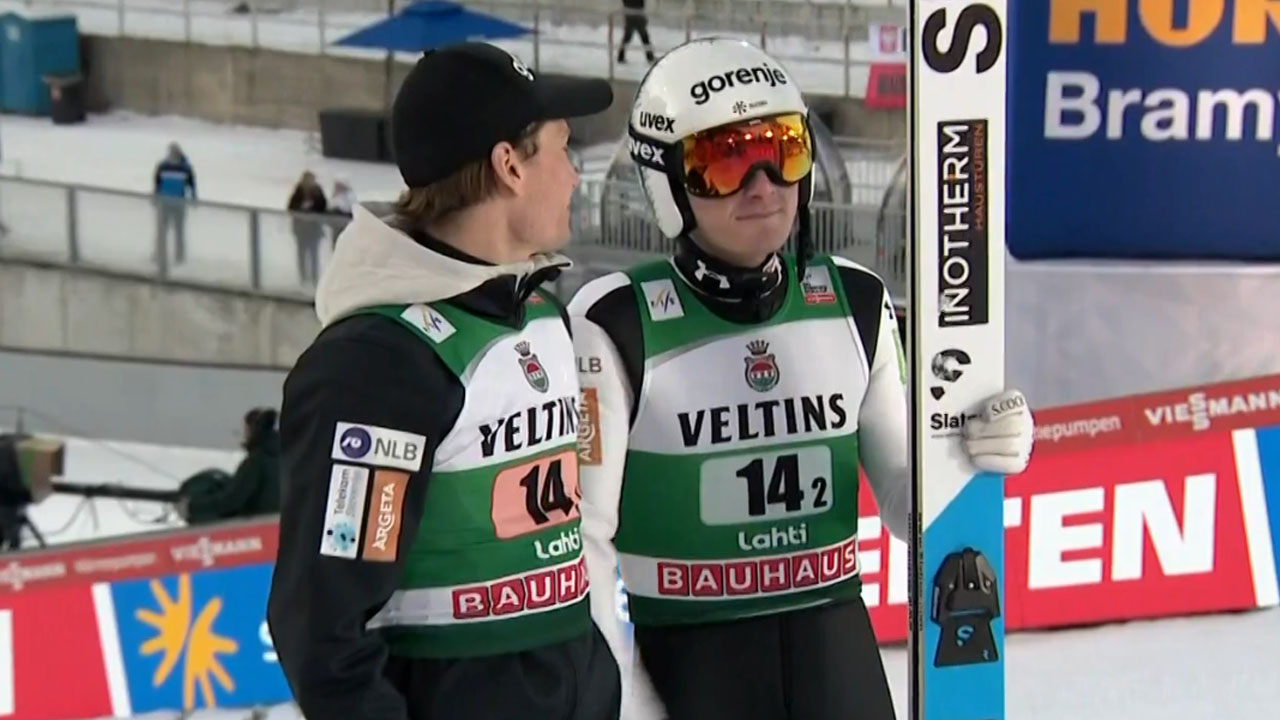 Domen Prevc in Anže Lanišek na tekmi dvojic svetovnega pokala v smučarskih skokih v Lahtiju