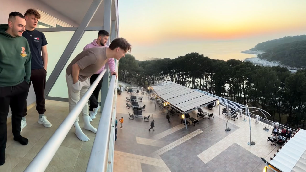 Skupina Firbci presenetila ženske na terasi in jim zapela pesem Moj dan za 8. marec