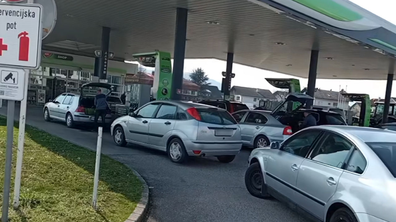 Kolone voznikov na bencinskih servisih v Sloveniji pred podražitvijo goriva