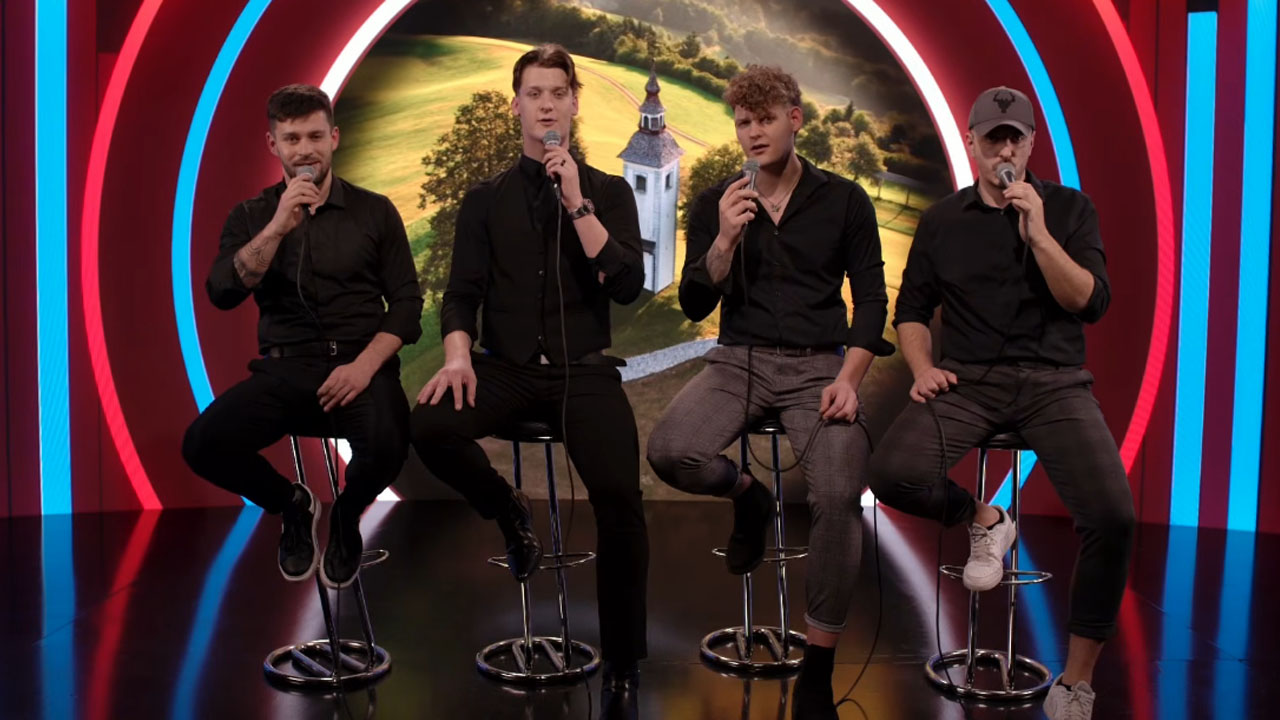 Skupina Firbci med akapelnim nastopom pesmi Dol za vasjo v oddaji Ubrano po Slovensko