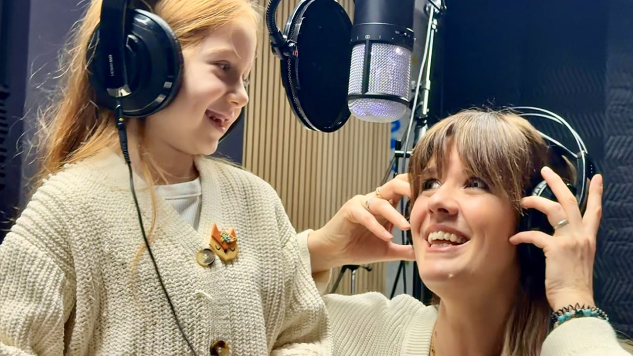 Pevka Moya s 6-letno hčerko Julijo med skupnim petjem pesmi Mamina pesem