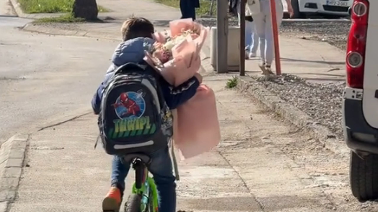 Deček na kolesu z ogromnim šopkom rož za učiteljico v Banjaluki