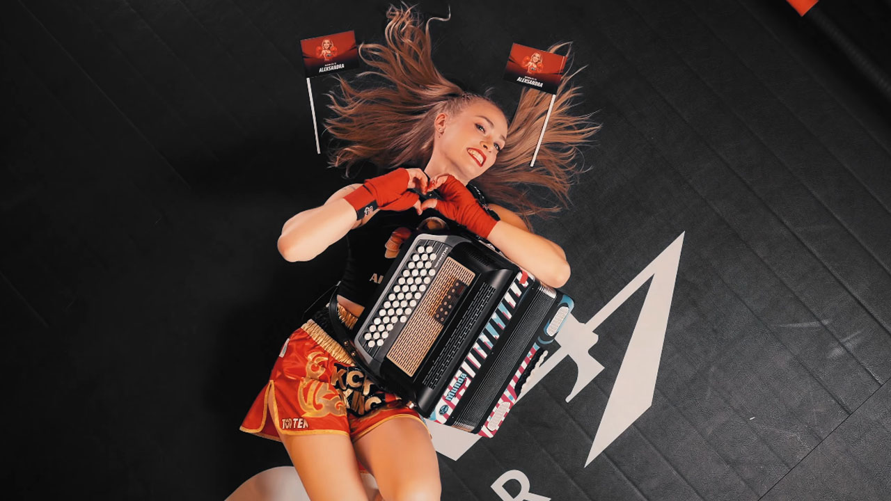 Dejan Dogaja v videospotu Aleksandra – slovenska priredba uspešnice Ale Ale Aleksandra