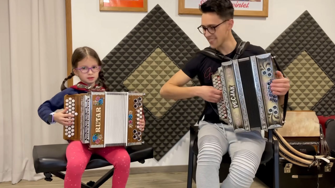 Gašper Brunskole in 6-letna Vita Vrlinič skupaj igrata na harmoniko