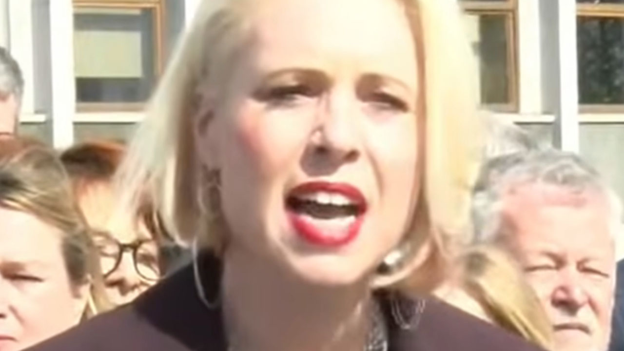 Urška Klakočar Zupančič med nagovorom o Janezu Janši v videu, ki je zaokrožil po Sloveniji