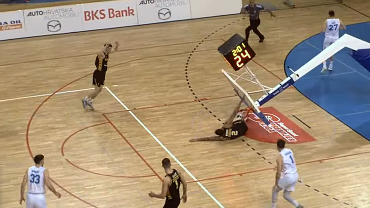 Demajeo Wiggins silovito zabil na koš, celotna konstrukcija se je porušila nanj