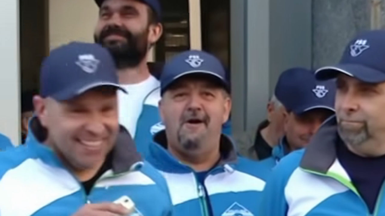 Policijski protest pred vlado v Ljubljani, kjer je policist z imitacijo goloba nasmejal družbena omrežja