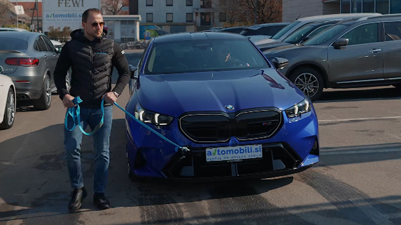 Slovenski viralni oglas Avtomobili.si, v katerem lastnik na povodcu sprehaja BMW M5 kot psa