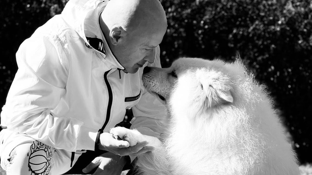 Miran Rudan s svojim belim malamutom Arijem