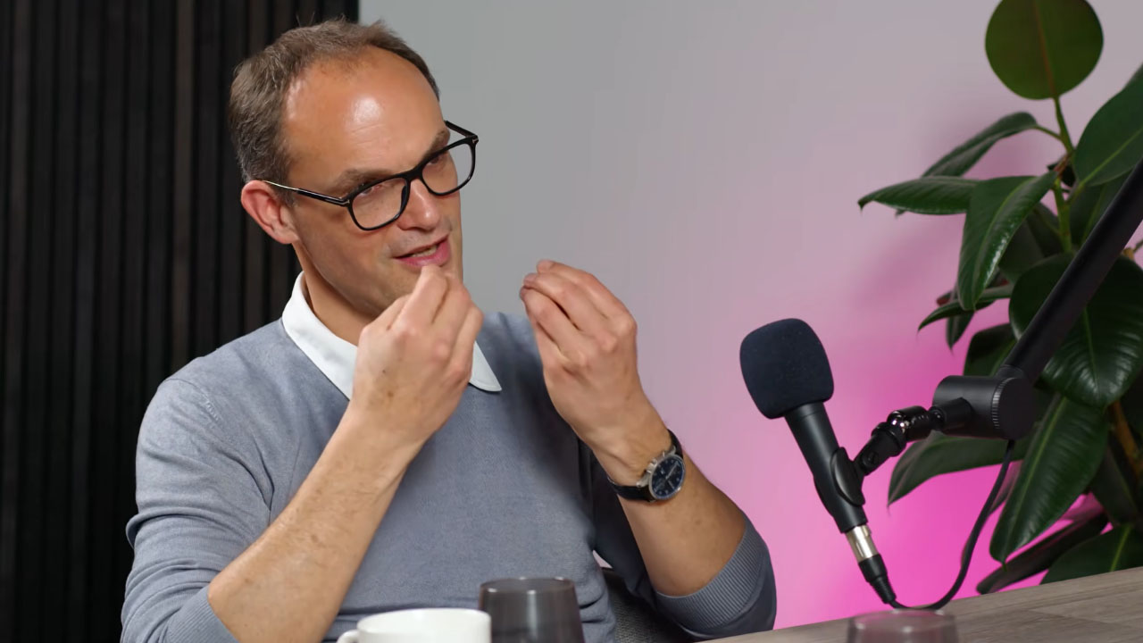 Anže Logar v podkastu o socialni pomoči in obveznem delu za prejemnike socialne podpore